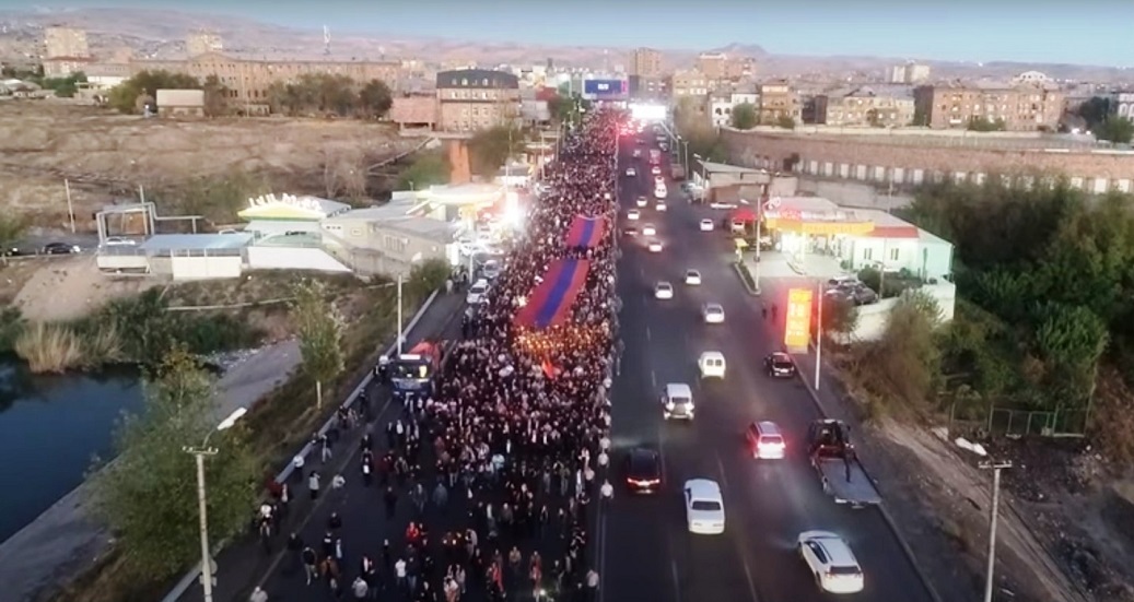 أرمينيا.. مسيرة في يريفان إحياء لذكرى ضحايا حرب قره باغ (فيديو)