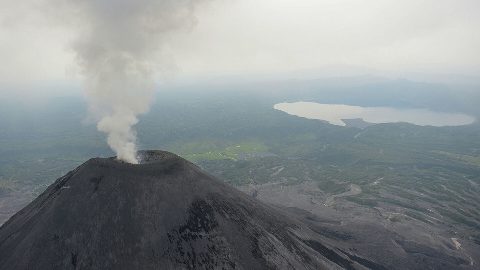بركان كاريمسكي في روسيا يقذف عمودا من الرماد ارتفاعه 4 كيلومترات