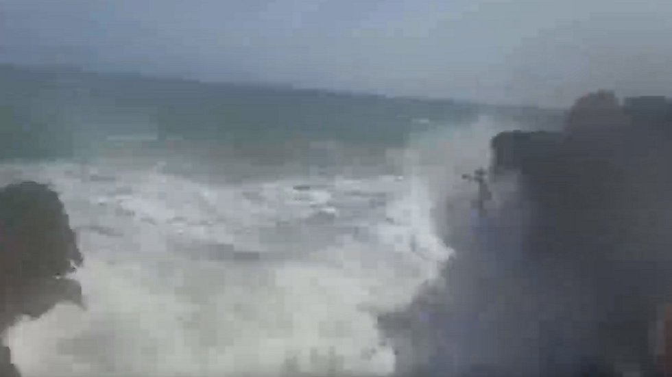 الكاميرا توثق مصرع شاب روسي ألقى بنفسه في مياه البحر الهائج لينقذ صديقته