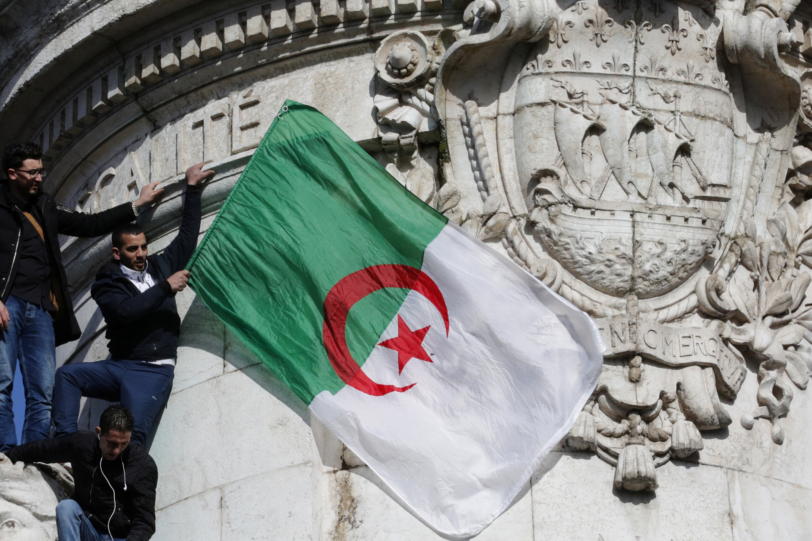 الجزائر  ترد على اتهام فرنسا لها برفض استقبال مهاجريها