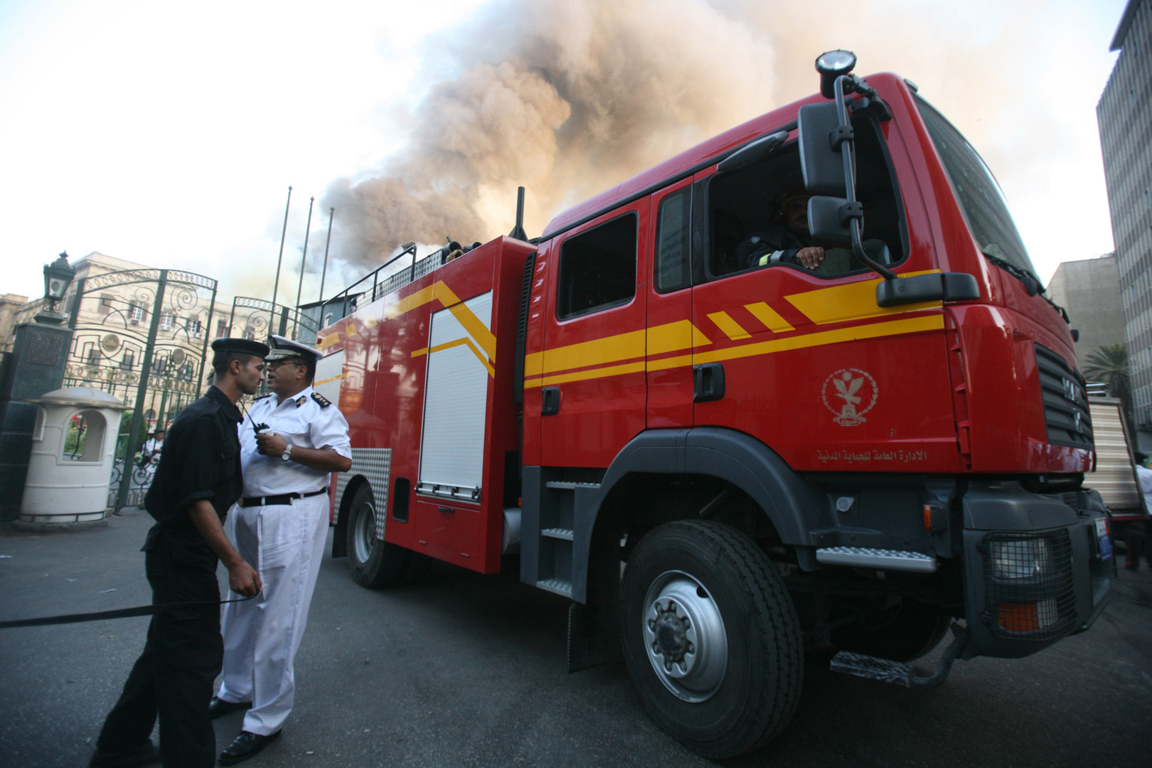 حريق ضخم في سلسلة مطاعم على كورنيش الإسكندرية (فيديو)