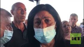 الأسيرة الفلسطينية المحررة خالدة جرار تبكي على قبر ابنتها سهى (فيديو)