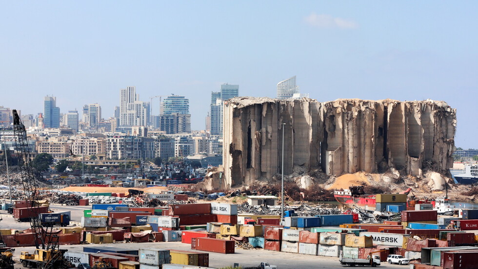 لبنان.. خطر جديد داخل مرفأ بيروت (صور)