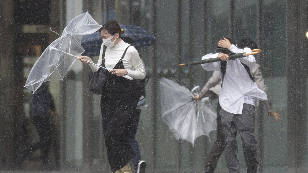 إعصار قوي يضرب اليابان ويعطل بعض الرحلات الجوية والقطارات (فيديو)