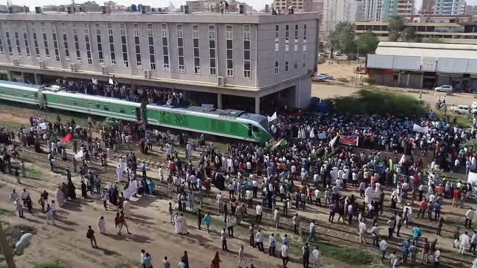 مظاهرات حاشدة في الخرطوم دعما للحكومة المدنية ورفضا للمجلس العسكري