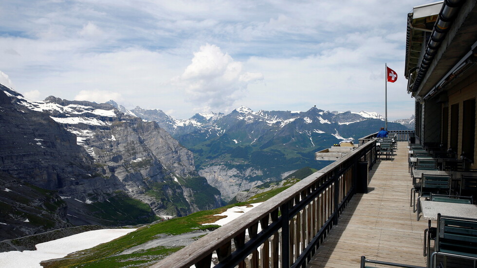 هدية لكل مواطن في سويسرا يتمكن من إقناع صديقه بتلقي لقاح كورونا