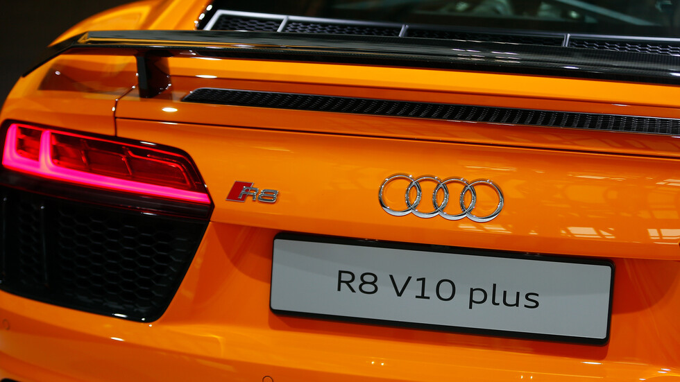 سيارة فارهة تتحول إلى هباء منثور في شوارع موسكو بسبب السرعة (فيديو)