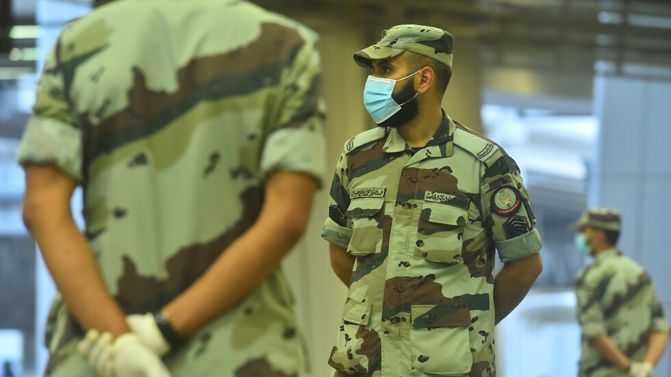 السعودية..القبض على 3 مواطنين نشروا مقطع فيديو لتعرضهم للسرقة بعد كشف هدفهم الحقيقي (فيديو)