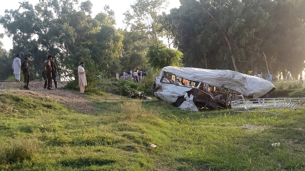 باكستان.. مصرع سبعة أشخاص من عائلة واحدة جراء سقوط سيارتهم في نهر