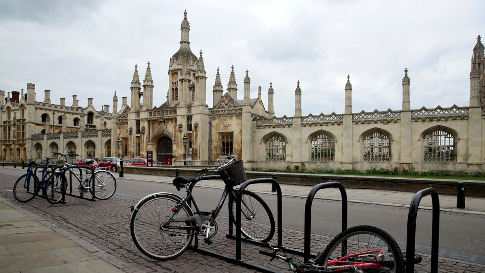 بريطانيا.. غضب إزاء فرض "أساور تطعيم" في المدن الطلابية