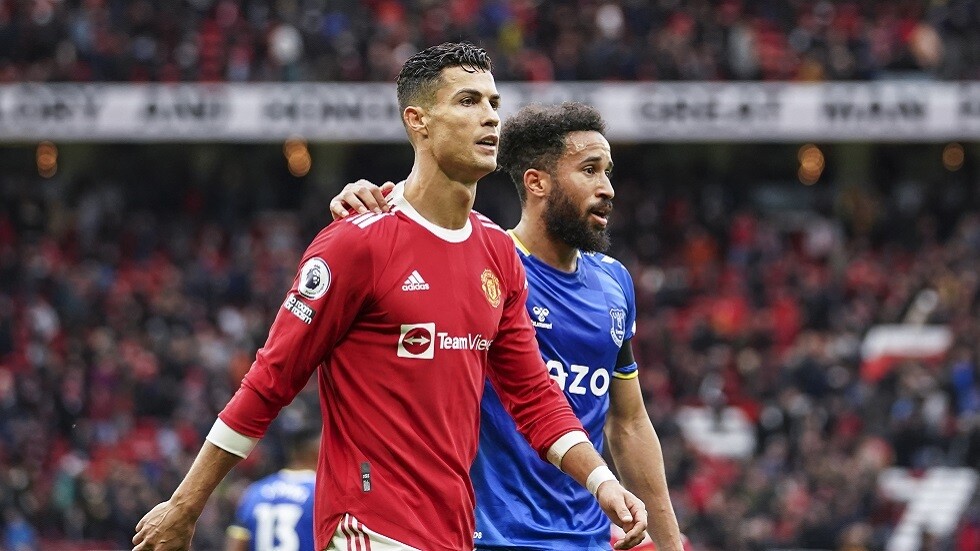 لاعب إيفرتون يستفز رونالدو بعد تسجيله هدفا في مرمى فريقه (فيديو)