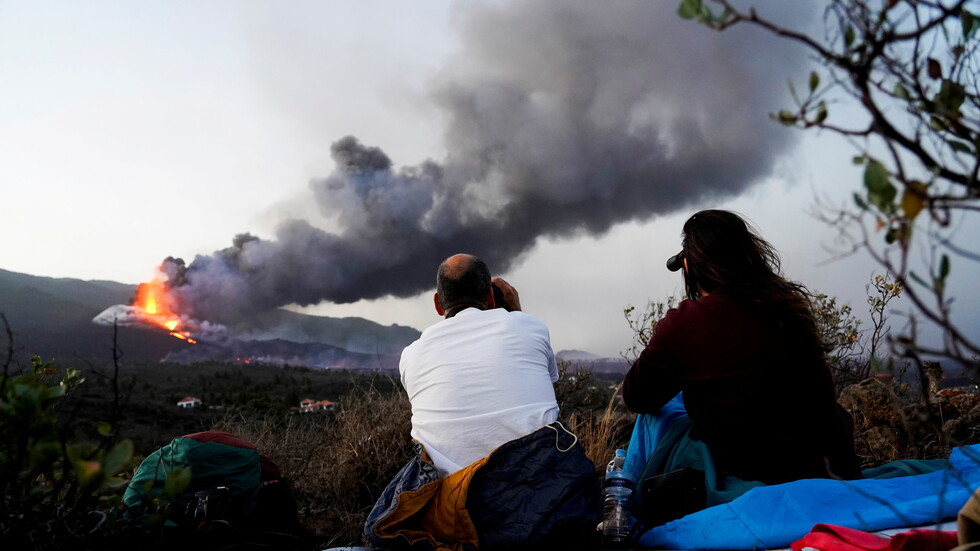 إسبانيا.. سلطات جزيرة لا بالما تأمر السكان بالبقاء في المنازل وسط استمرار ثوران البركان (فيديو)