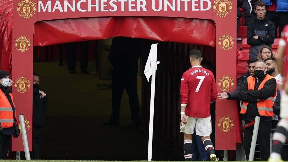 حبيب نور محمدوف يرفع قميص رونالدو في مدرجات ملعب 