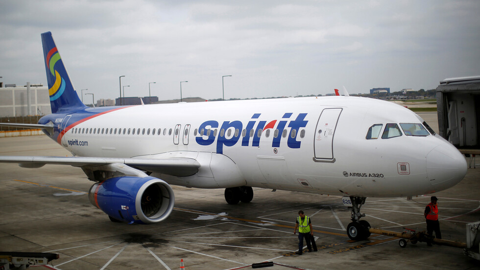 طائر يتسبب في احتراق محرك طائرة أمريكية أثناء محاولتها الإقلاع (فيديو)