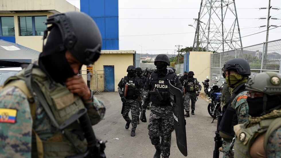 سجناء أطلقوا النار على شرطيين إثر الاشتباكات المستمرة في أحد سجون الإكوادور