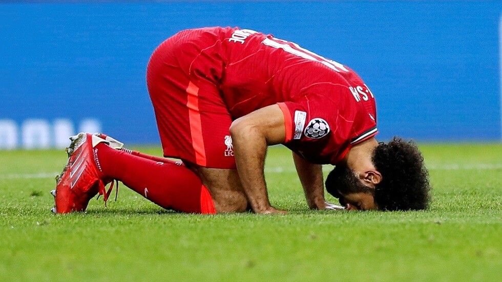 شاهد.. هدف عالمي بقدم صلاح اليمنى بعد التلاعب بالمدافعين!