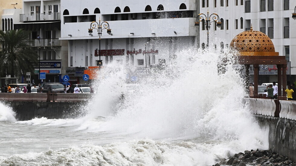 أمير قطر يهاتف سلطان عمان للوقوف على تداعيات الإعصار "شاهين"