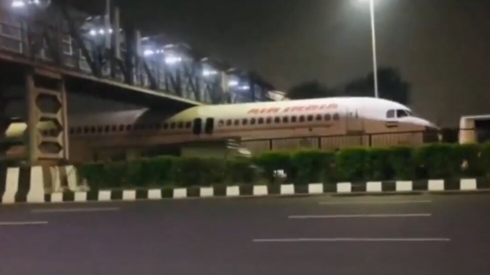 شاهد.. طائرة عالقة في مكان غريب