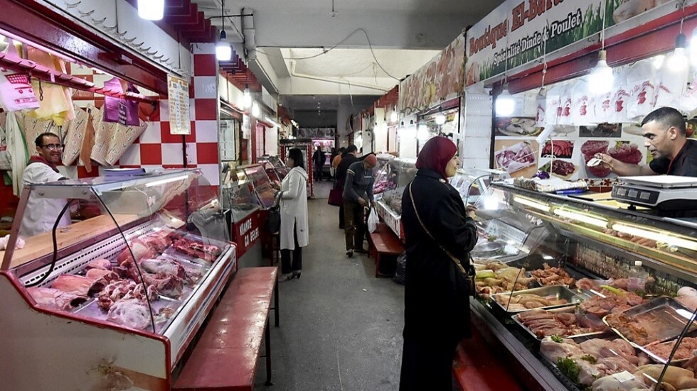 الجزائر تخفض ضريبة الدخل وسط ارتفاع أسعار المواد الغذائية