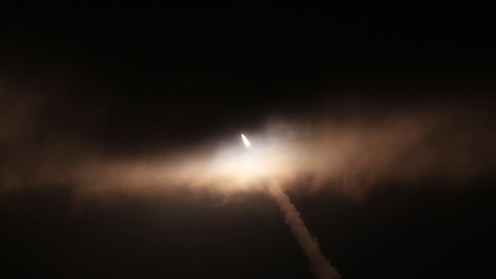 لأول مرة من غواصة.. إطلاق ناجح لصاروخ