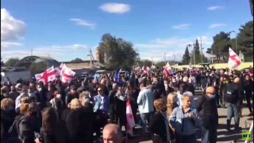 جورجيا.. تظاهرات مناصرة للرئيس الجورجي الأسبق ميخائيل ساكاشفيلي أمام مقر احتجازه