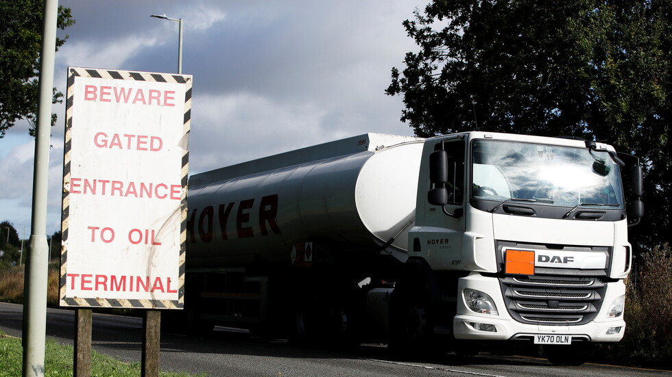 بريطانيا.. تحذير من استمرار أزمة الوقود لأسبوع إضافي