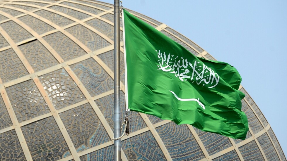 عرض أسلحة نادرة للبيع في السعودية (صور)