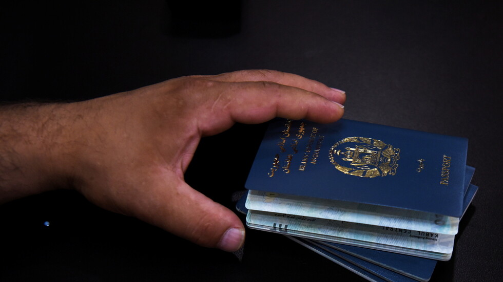 أفغانستان تبدأ في إصدار جوازات السفر مرة أخرى بعد شهور من التأخير