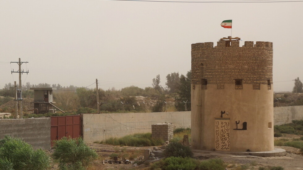 مسؤول إيراني يلتقي وزراء في حكومة 