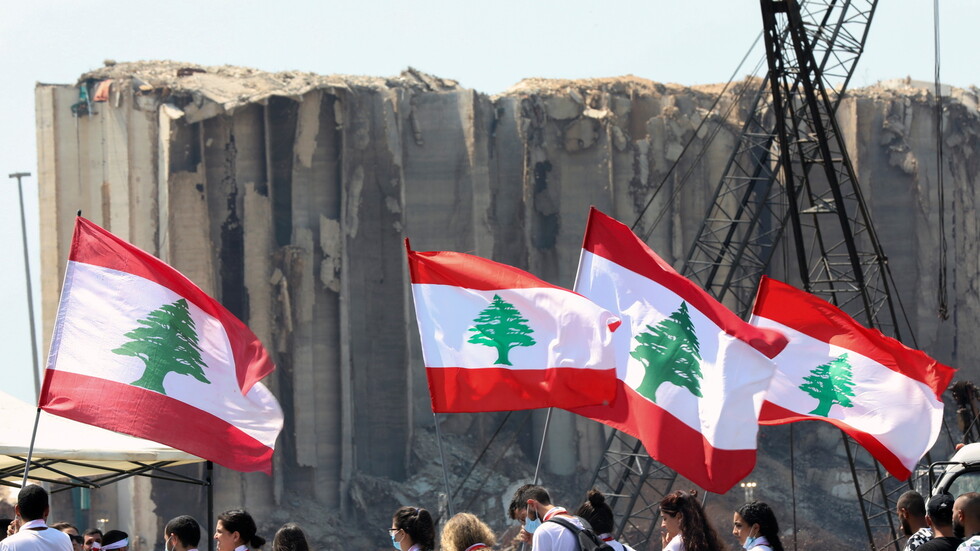 لبنان.. القاضي بيطار يستدعي مجددا حسان دياب و3 وزراء حول انفجار مرفأ بيروت