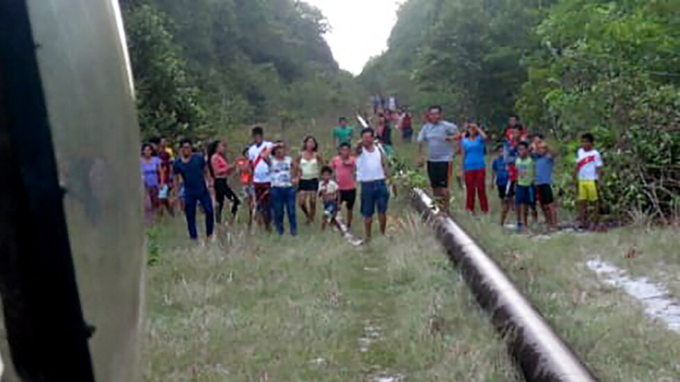 السكان الأصليون في بيرو يستولون على أنبوب نفط