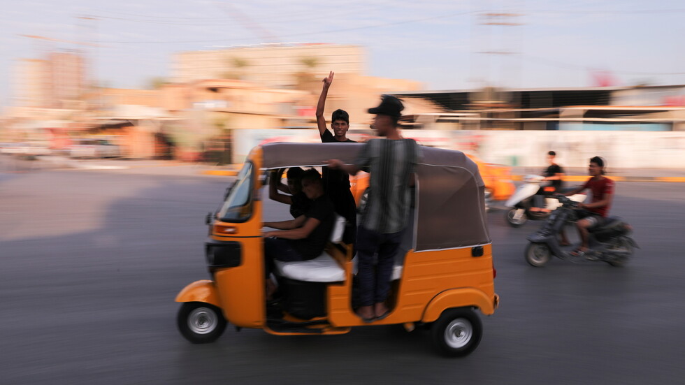 لبنانيون يلجأون إلى 