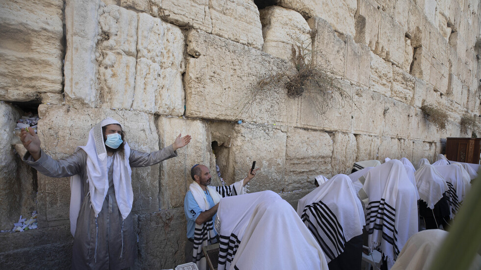شاهد.. وفد بحريني يزور حائط البراق في القدس