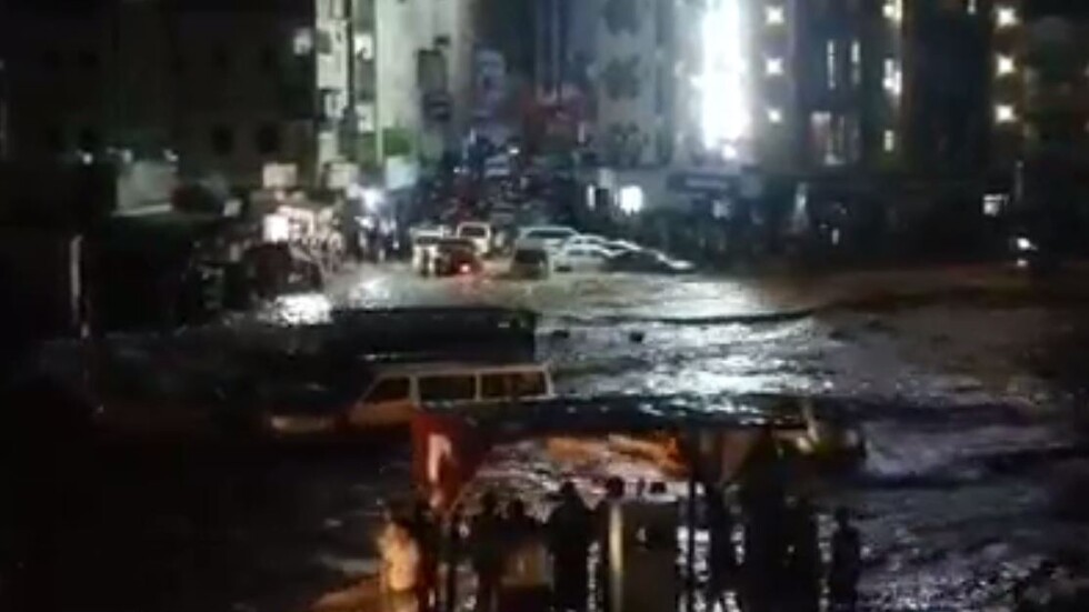 بالفيديو.. فيضانات عارمة تجرف سيارات بعد إعصار 