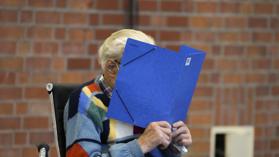 ألمانيا تحاكم حارسا نازيا في سن 100 عام