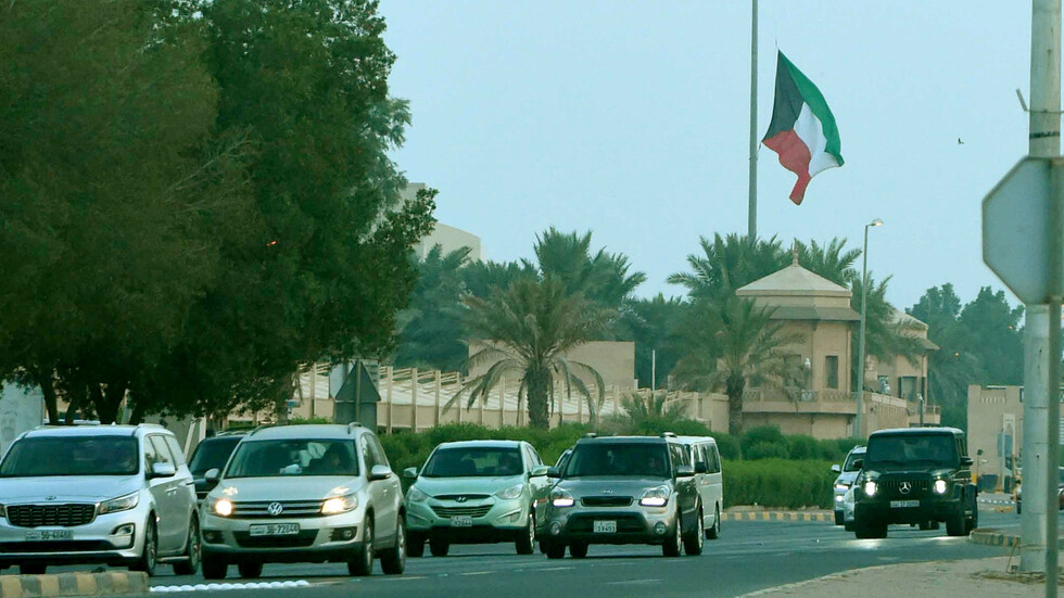 الكويت.. أنباء عن إلغاء قرار حظر تجديد إقامات الوافدين فوق 60 عاما