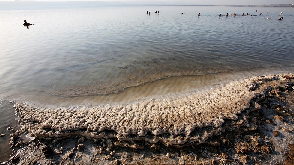الأردن.. إنقاذ شخص من الغرق في البحر الميت