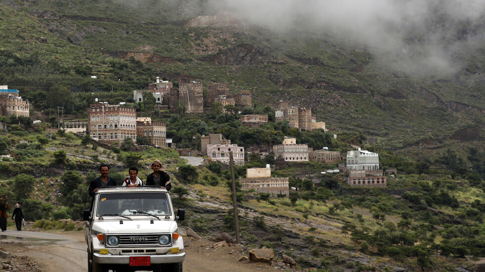 عائلة يمنية تسقط بسيارتها من منحدرات جبل صبر في واقعة مفجعة (صور)