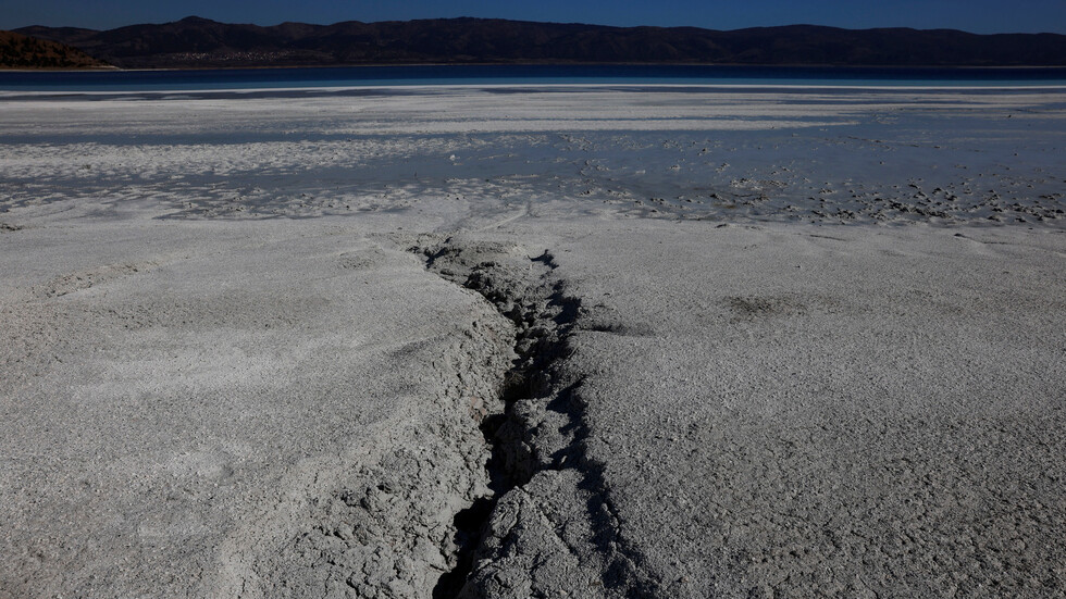 جفاف بحيرة "أق غول" التركية موطن عدد كبير من الطيور المهاجرة (فيديو)