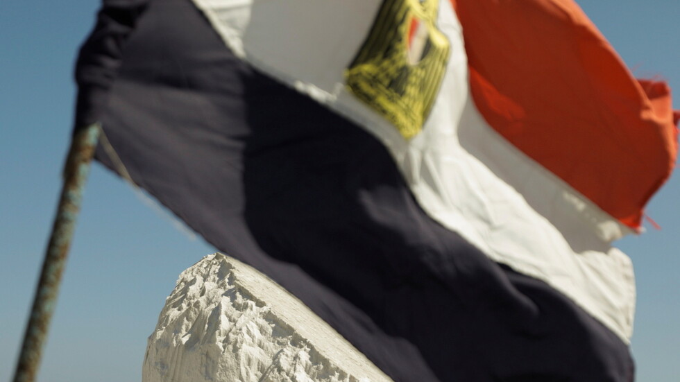 جندي مصري سابق يحتفظ بـ