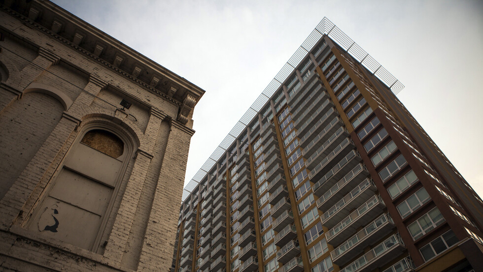 شاب يحاول الانتحار بالقفز من الطابق التاسع وينجو بأعجوبة على طريقة أفلام هوليوود (صور)