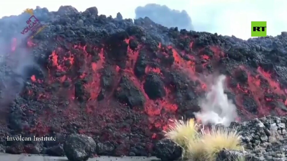 مشاهد نادرة تظهر تقدما جديدا لنهر حمم بركانية في جزيرة لا بالما