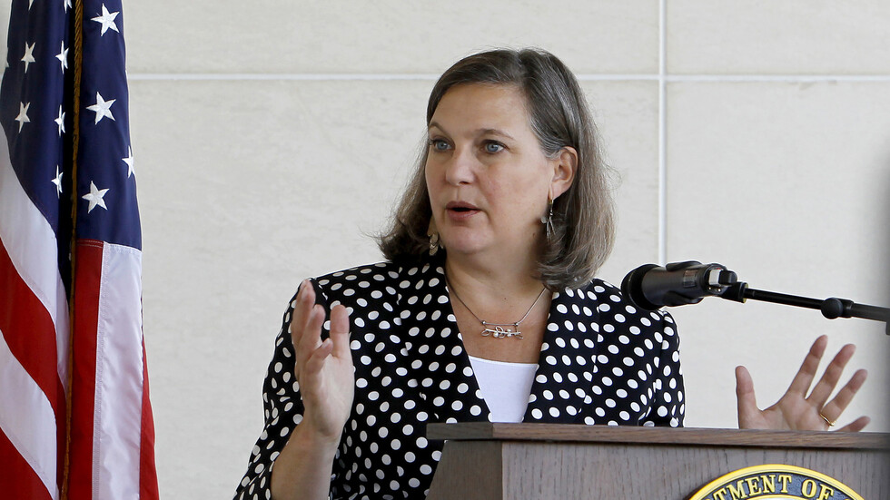 موسكو: واشنطن رفعت العقوبات عن عدد من المواطنين الروس مقابل موافقتنا على استقبال نولاند