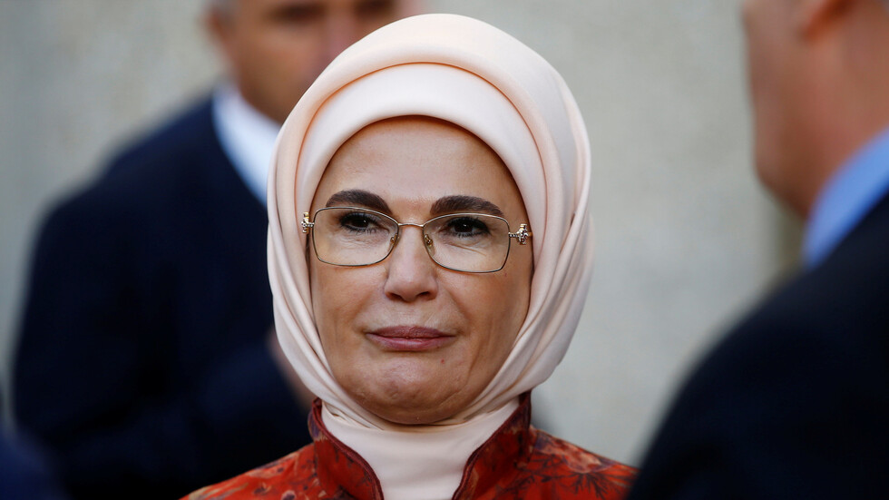 أمينة أردوغان تغرد عن حقوق الفتيات