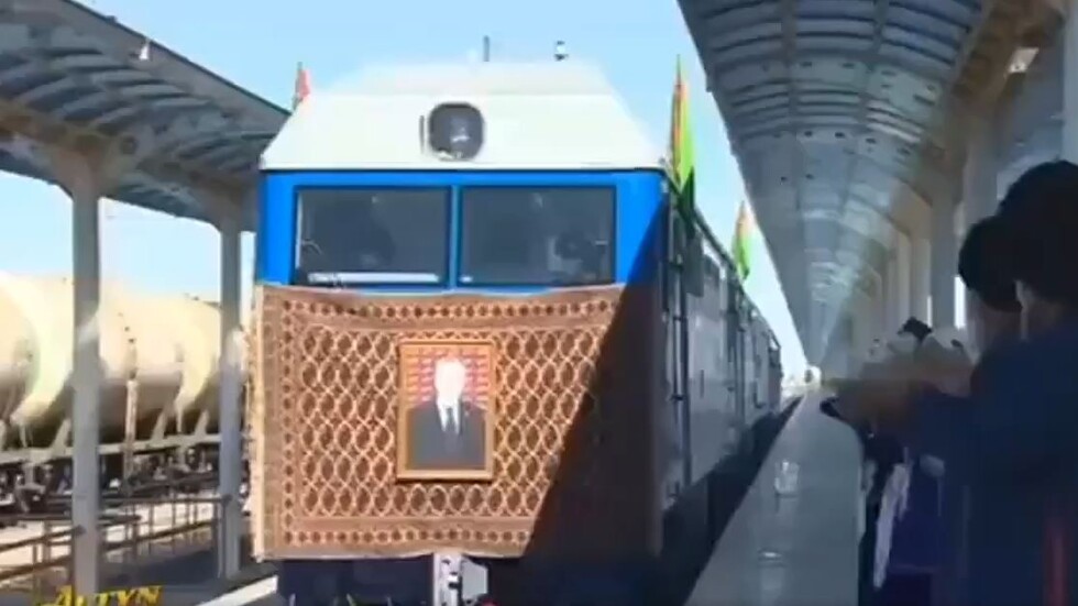 بالصلاة والبخور. سكان تركمانستان يرحبون بوصول القاطرات الجديدة من روسيا – فيديو