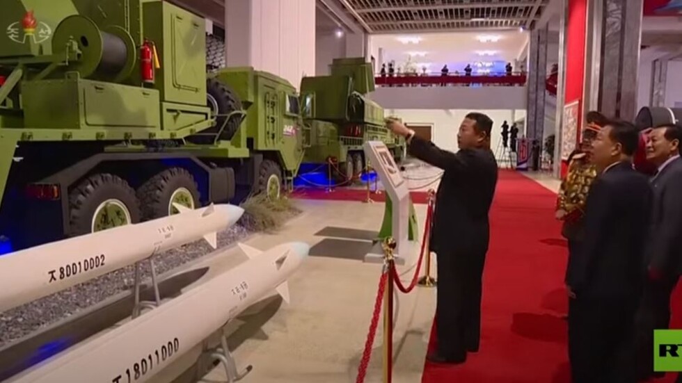 كيم جونغ أون يتفقد الصواريخ وأنظمة إطلاق القذائف أثناء المعرض في كوريا الشمالية