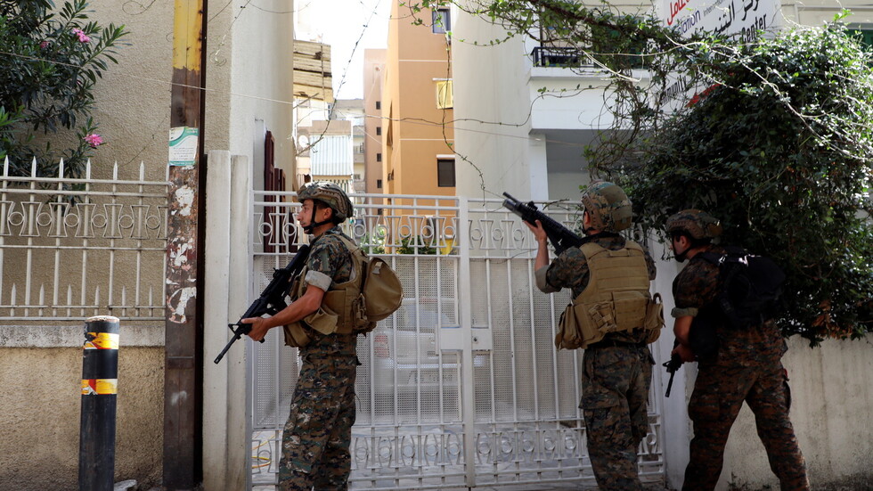 بالفيديو.. الجيش اللبناني يلقي القبض على أحد القناصين في محيط منطقة الطيونة