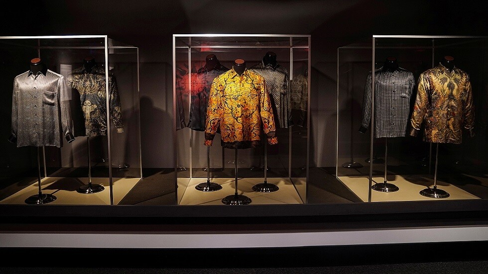 قمصان مانديلا الشهيرة للبيع في مزاد