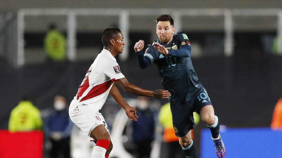 ميسي يسخر ويهاجم البرازيلي سامبايو حكم مباراة الأرجنتين وبيرو