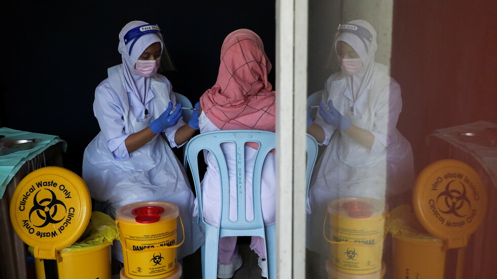 ماليزيا تنوي منع السكان غير الملقحين ضد كورونا من الامتيازات  